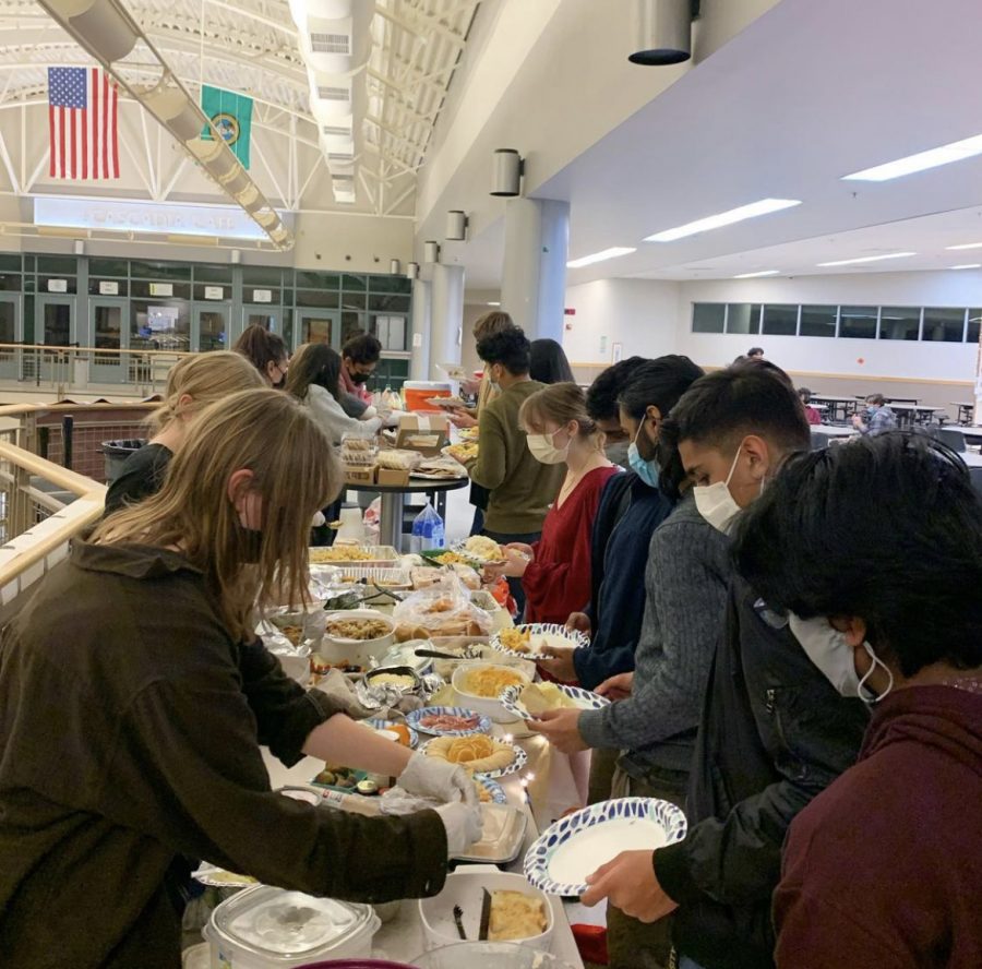 Seniors Bring Their Thanksgiving Traditions to Skyline High School Senior Friendsgiving